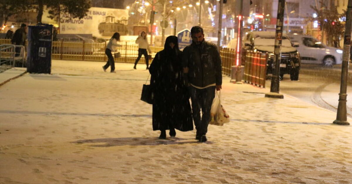 Erzurum’da akşam saatlerinde etkili olan kar kenti beyaza bürüdü