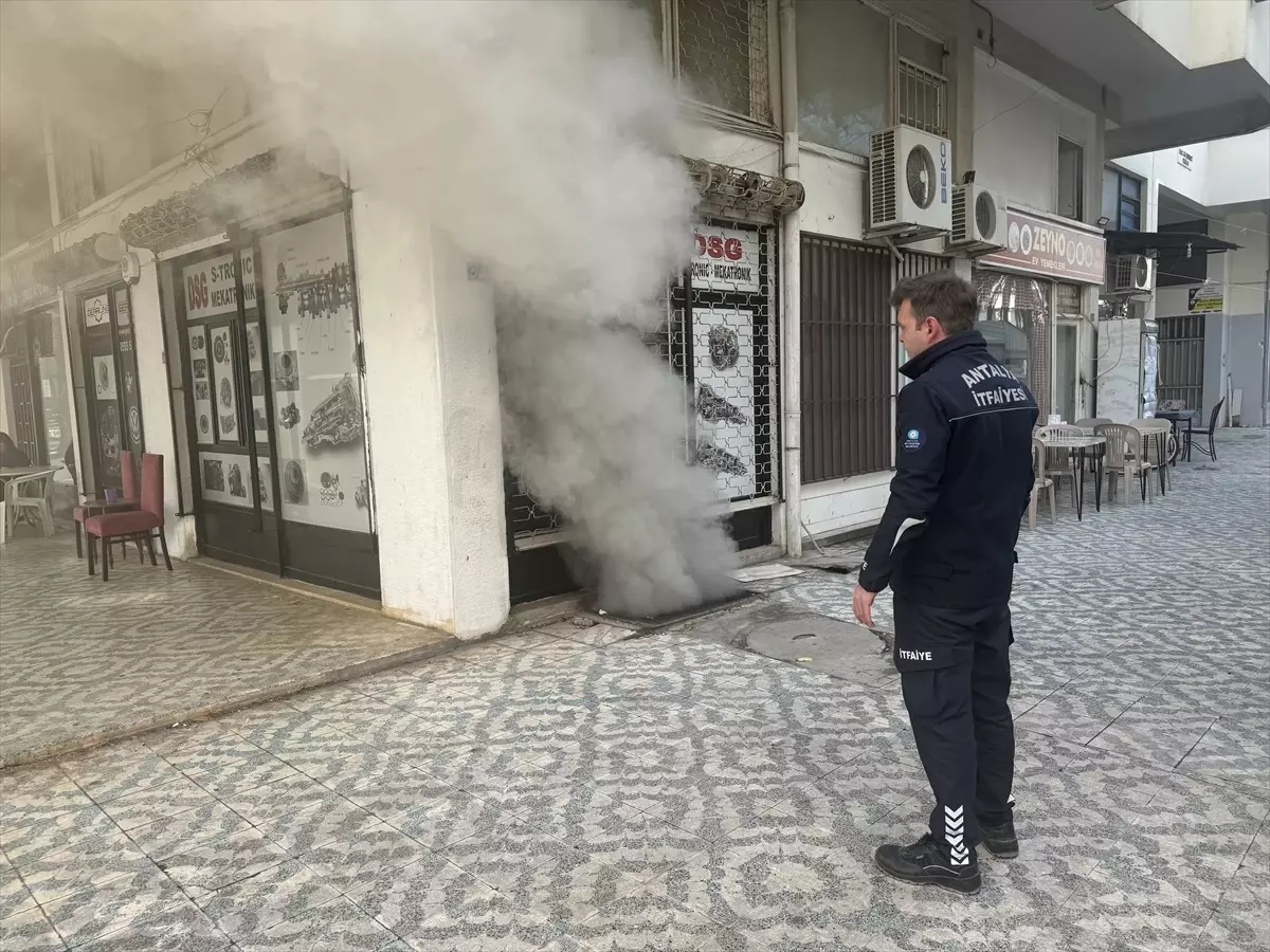 Antalya’da Bodrum Katında Yangın