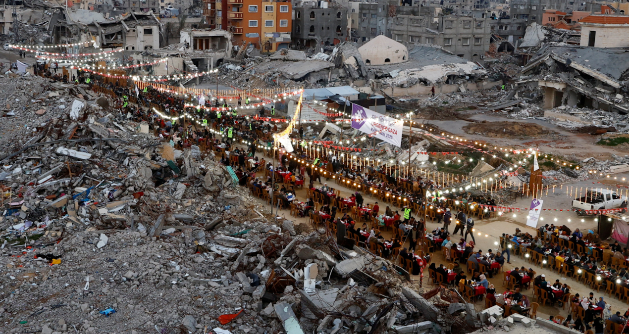 Gazze’de harabelerin arasında iftar masası kuruldu